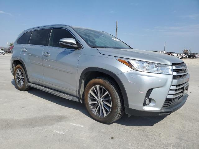 VIN 5TDKZRFH5JS286717 2018 Toyota Highlander, SE no.4