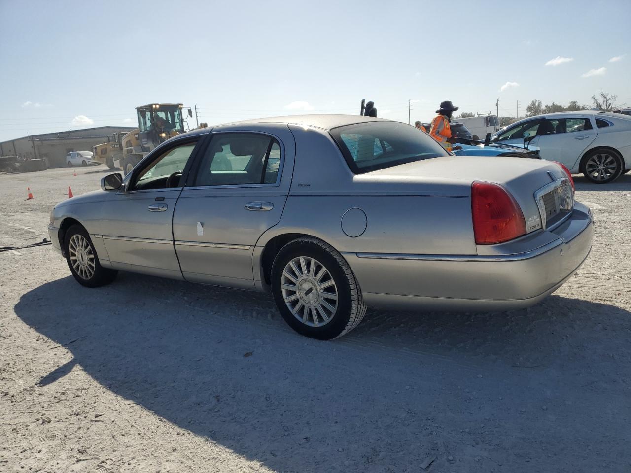 Lot #3045937280 2004 LINCOLN TOWN CAR U