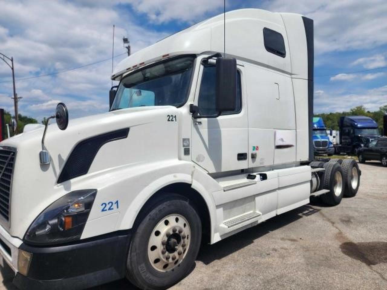 Lot #2918838156 2012 VOLVO VN VNL