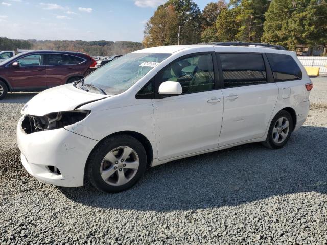 VIN 5TDKK3DC6FS676984 2015 Toyota Sienna, LE no.1