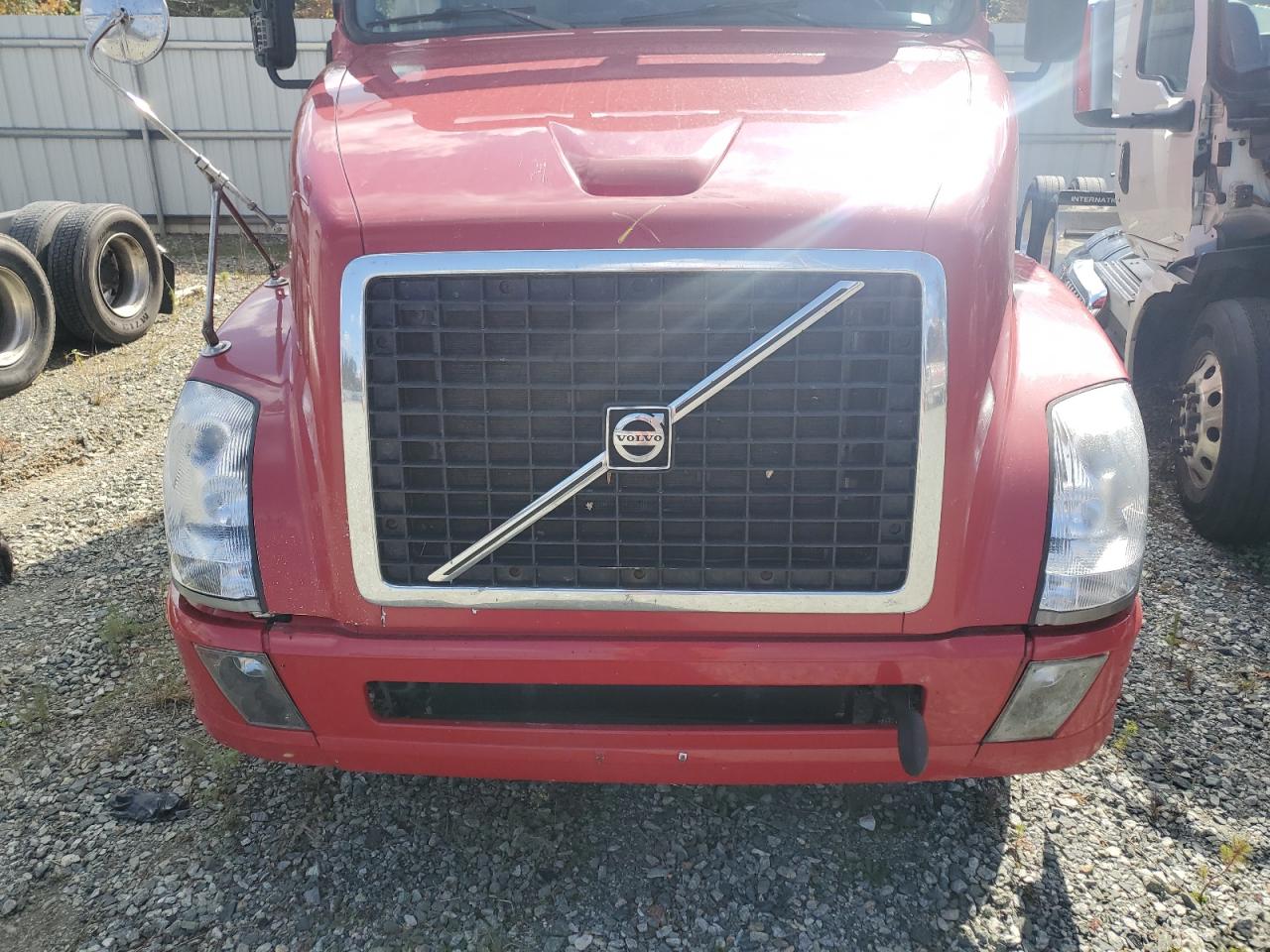 Lot #2935577107 2011 VOLVO VN VNL