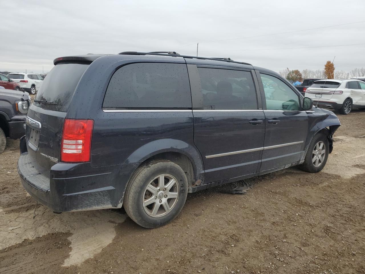 Lot #2952936771 2010 CHRYSLER TOWN & COU