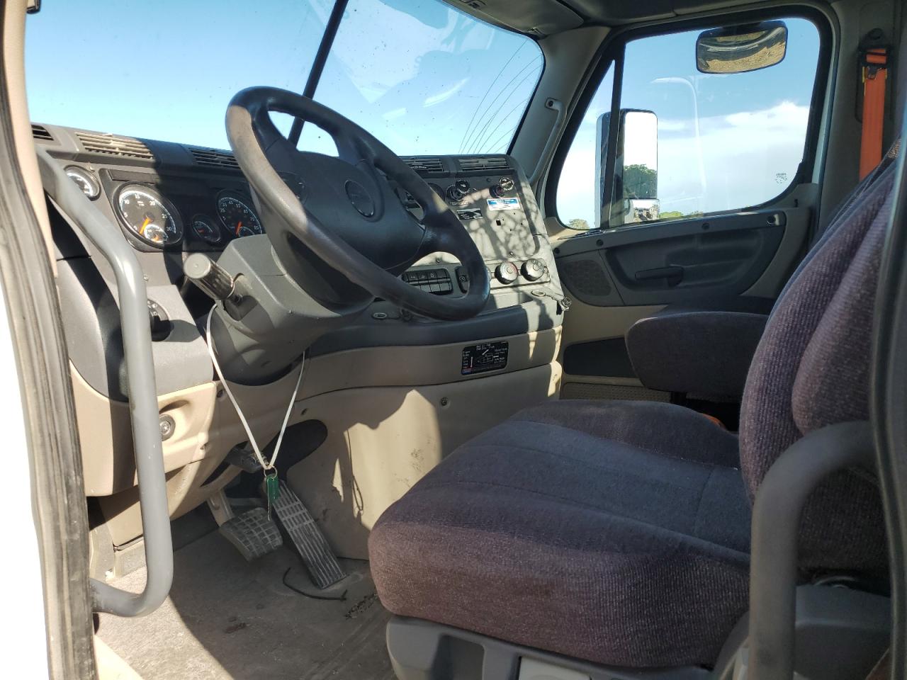 Lot #3315937142 2019 FREIGHTLINER CASCADIA 1