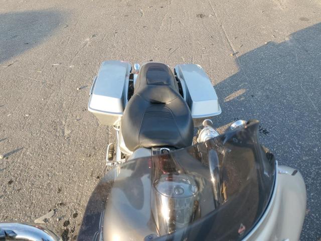 2010 HARLEY-DAVIDSON FLHX - 1HD1KB412AB604814