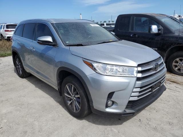 VIN 5TDJZRFH4HS479754 2017 Toyota Highlander, SE no.4