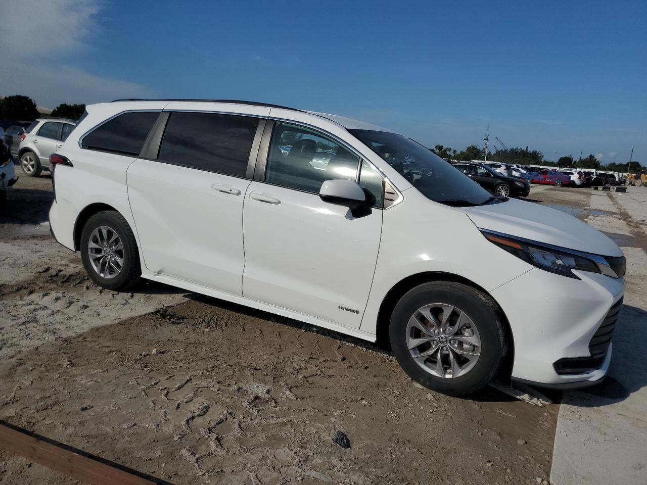 Lot #2993334847 2021 TOYOTA SIENNA LE