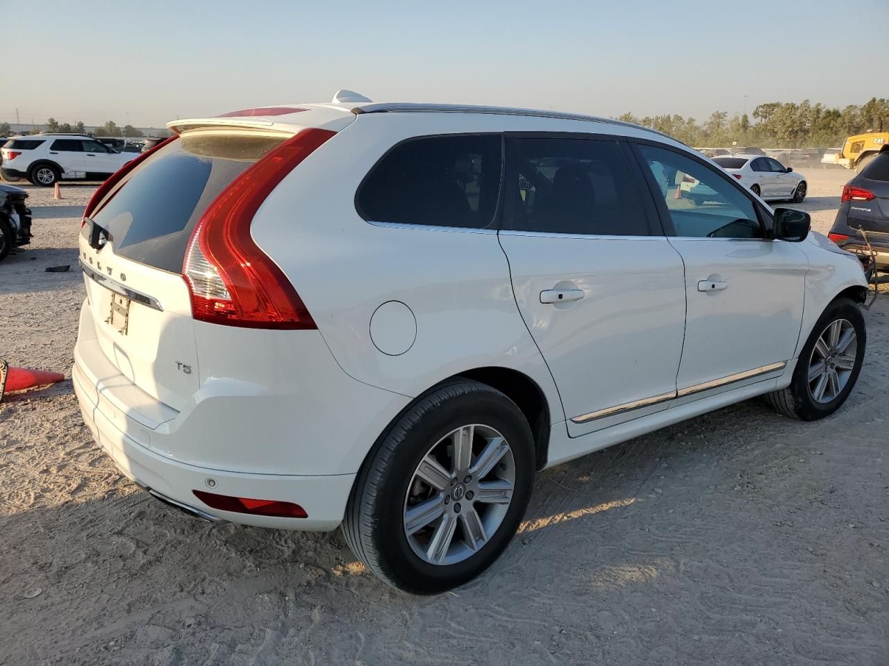 Lot #2960061116 2017 VOLVO XC60 T5 IN