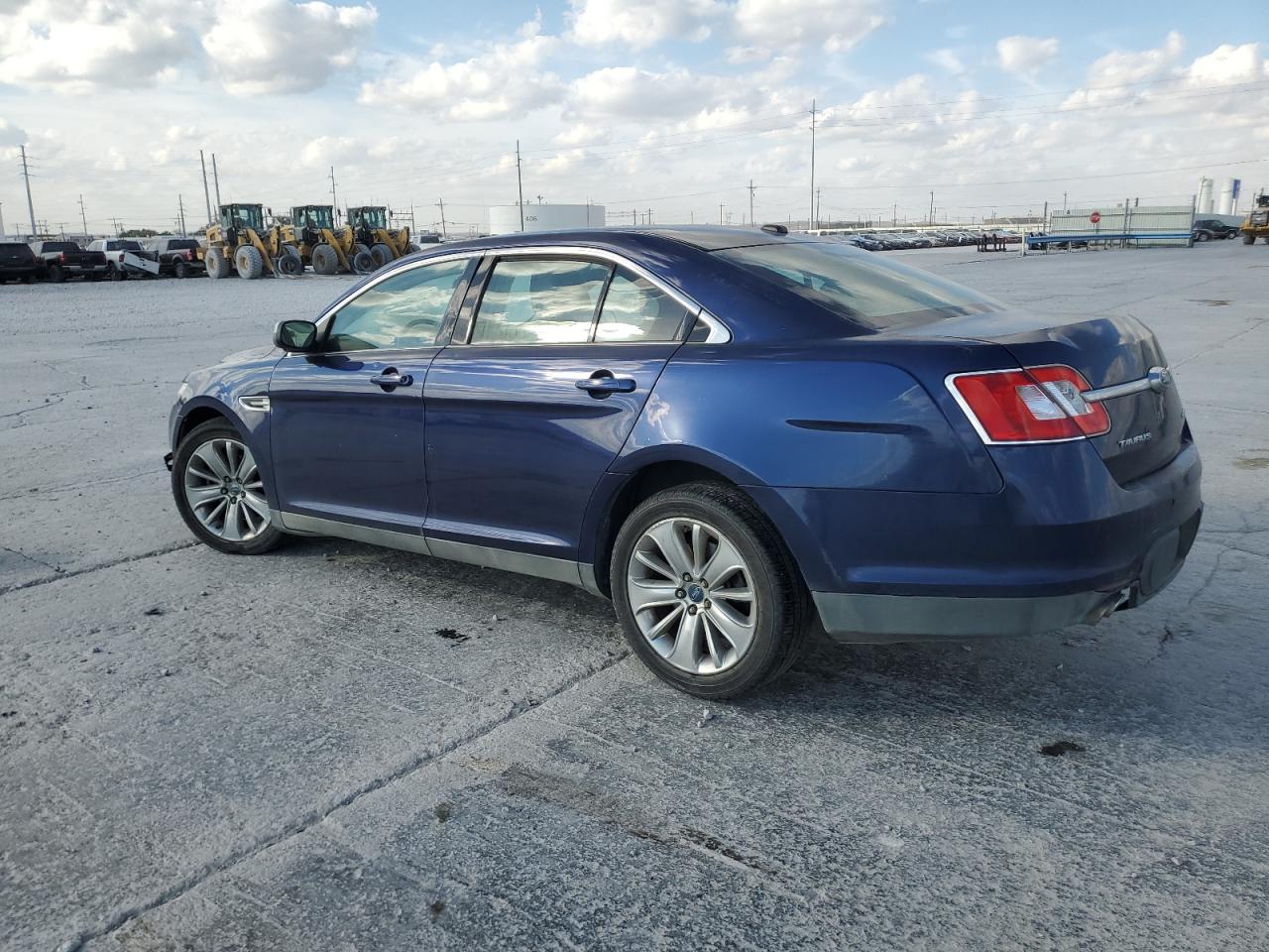 Lot #3023128168 2011 FORD TAURUS LIM