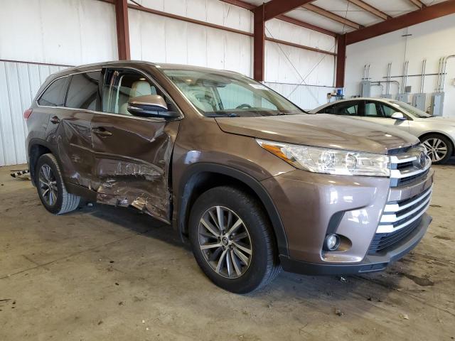 VIN 5TDJZRFH1HS437493 2017 Toyota Highlander, SE no.4