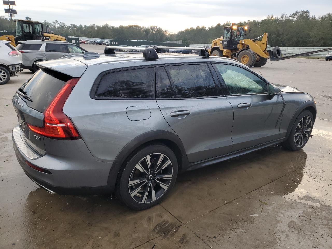 Lot #2955306475 2020 VOLVO V60 CROSS