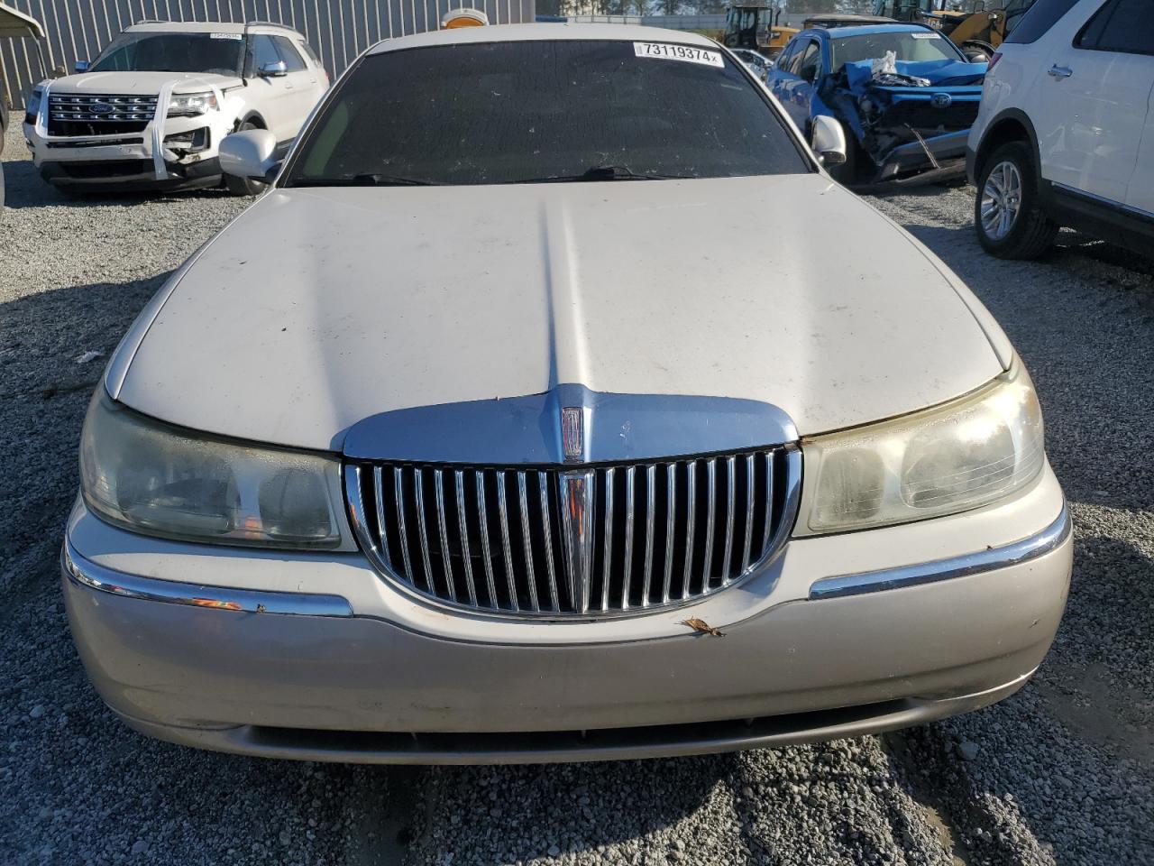 Lot #2986807199 2002 LINCOLN TOWN CAR S