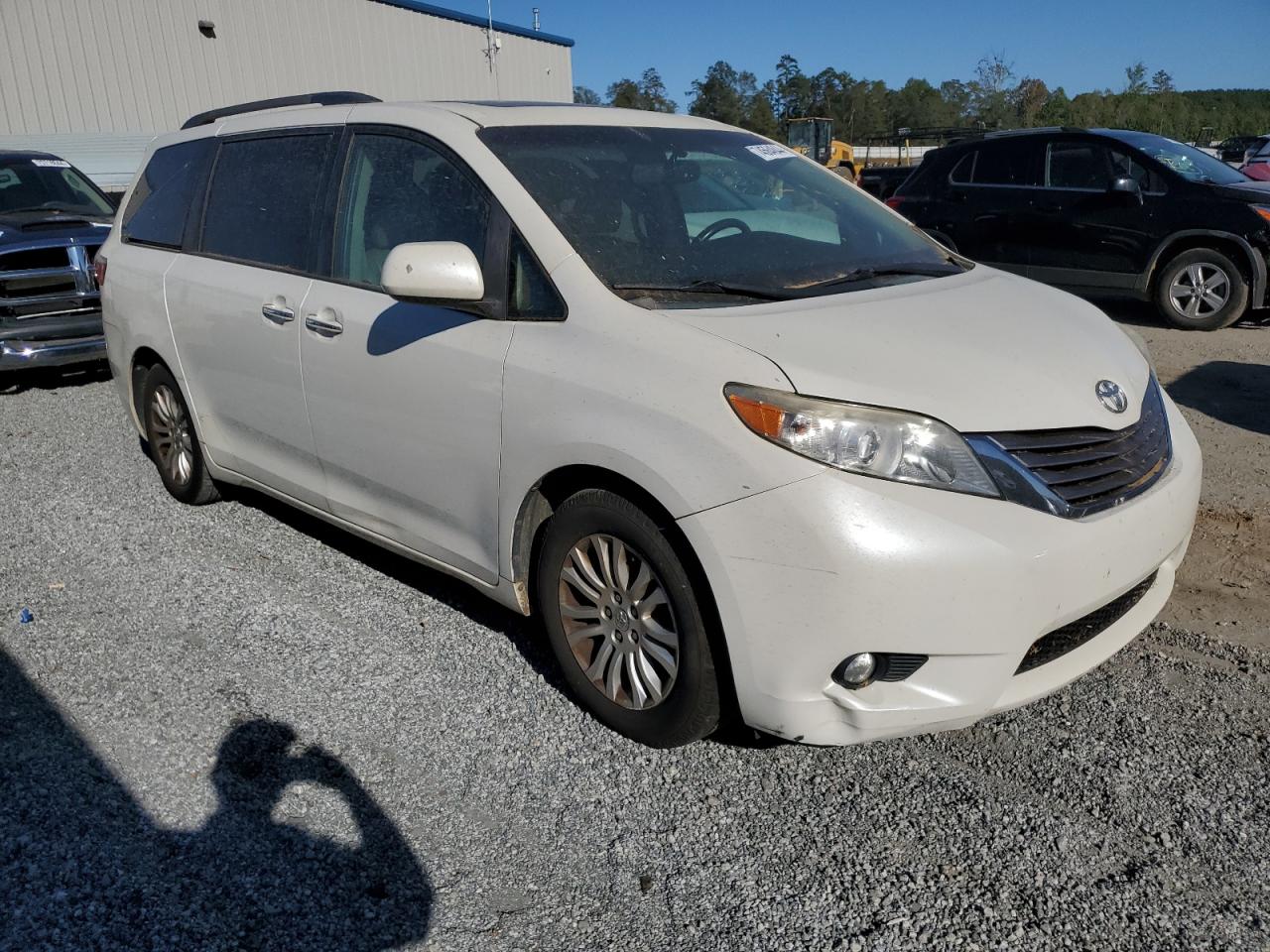 Lot #2938164920 2015 TOYOTA SIENNA XLE