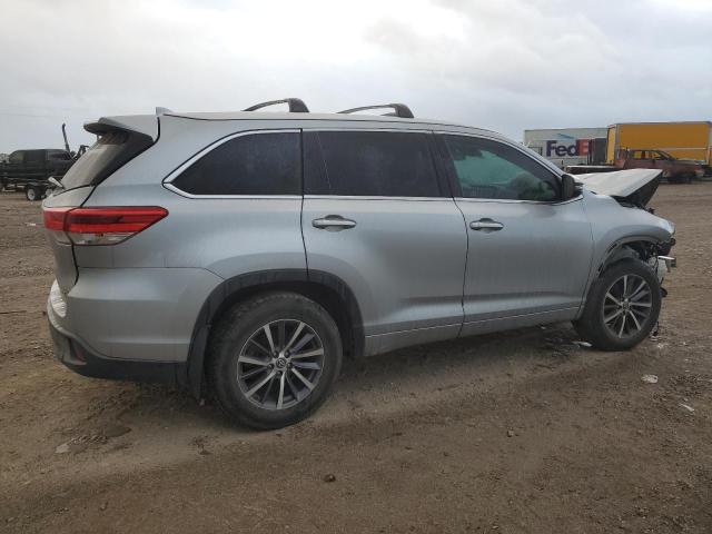 VIN 5TDJZRFH5HS452952 2017 Toyota Highlander, SE no.3