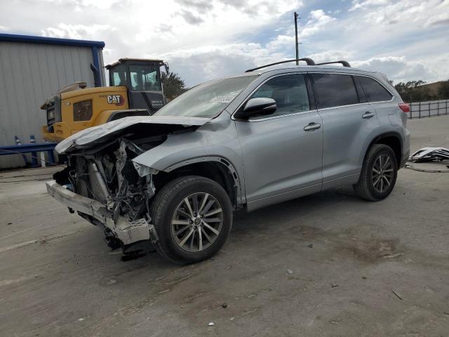 VIN 5TDKZRFH3JS283878 2018 Toyota Highlander, SE no.1