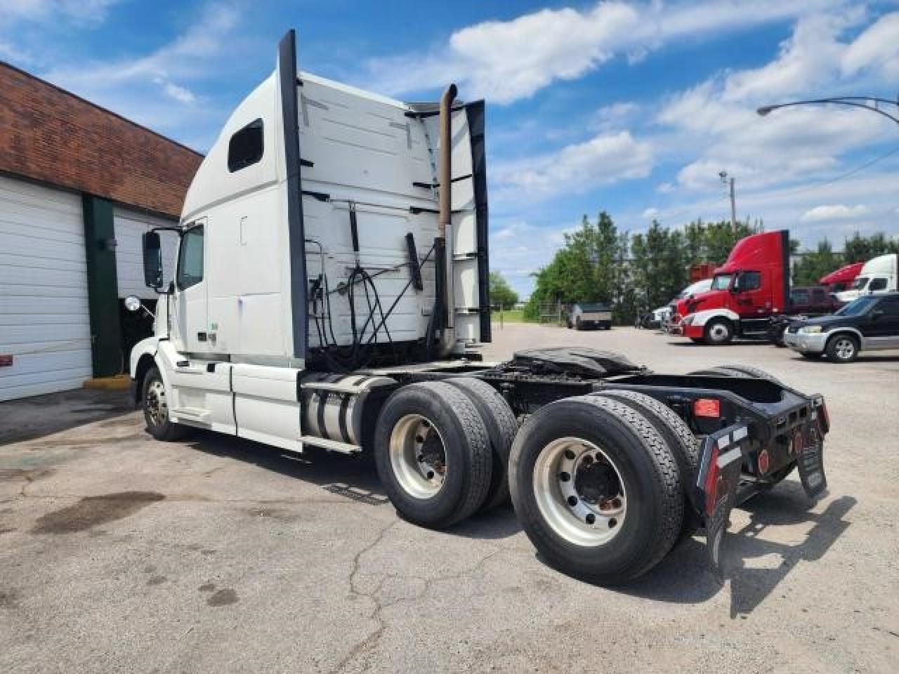 Lot #2918838156 2012 VOLVO VN VNL