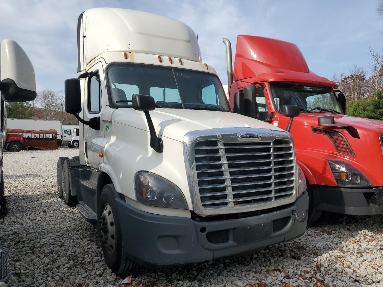  Salvage Freightliner Cascadia 1