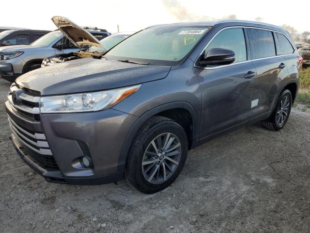 VIN 5TDKZRFH6JS545456 2018 Toyota Highlander, SE no.1