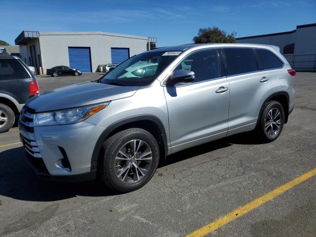 VIN 5TDBZRFH4JS847375 2018 Toyota Highlander, LE no.1