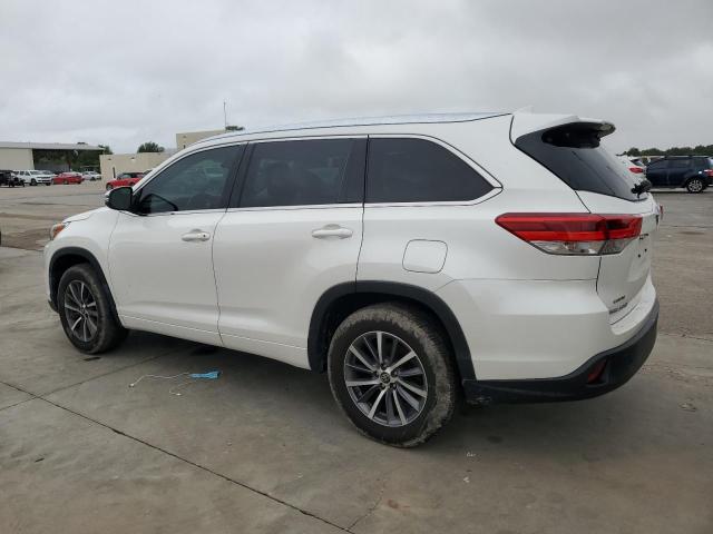 VIN 5TDKZRFHXJS549929 2018 Toyota Highlander, SE no.2