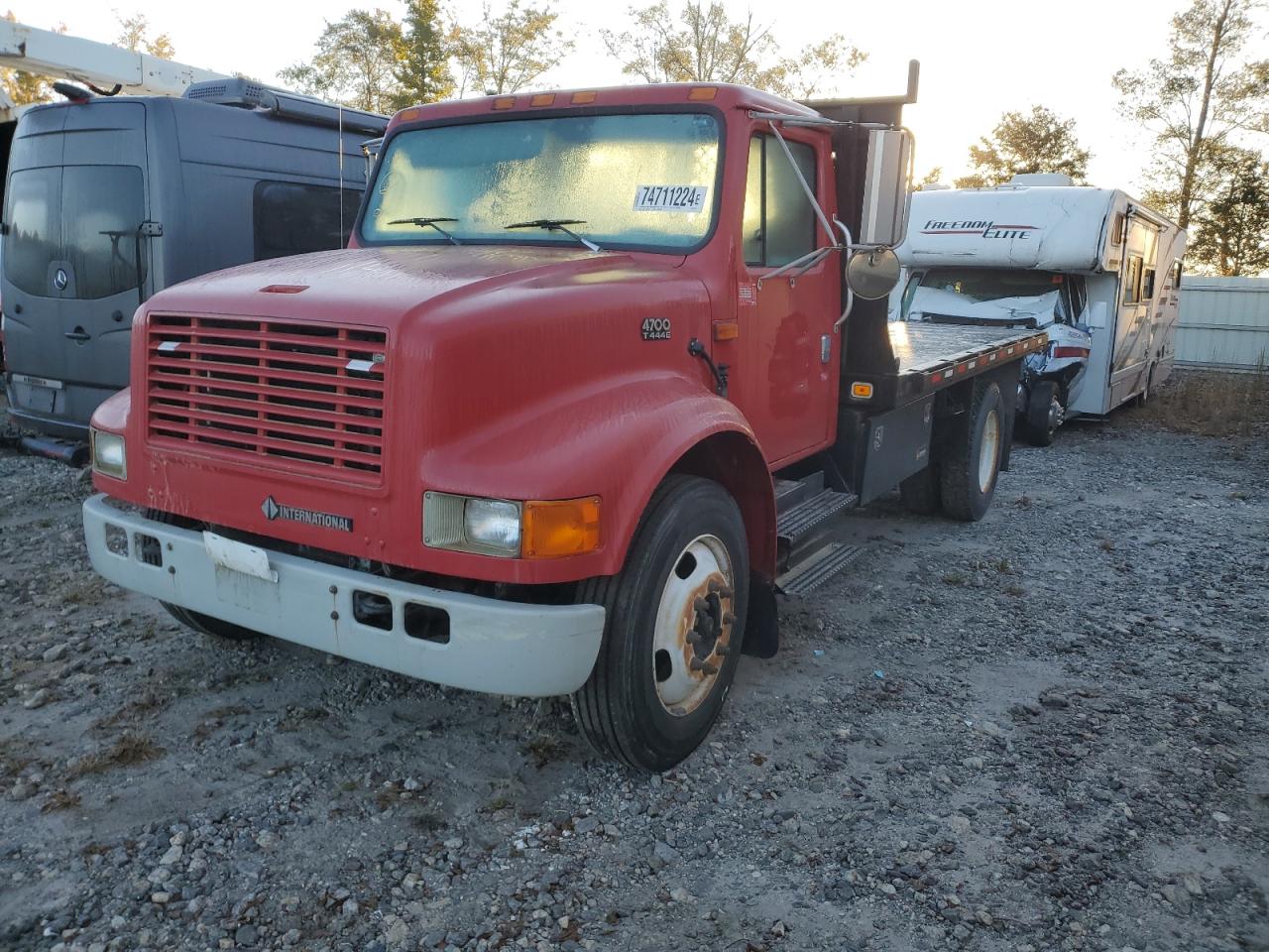 Lot #2909580373 2002 INTERNATIONAL 4000 4700