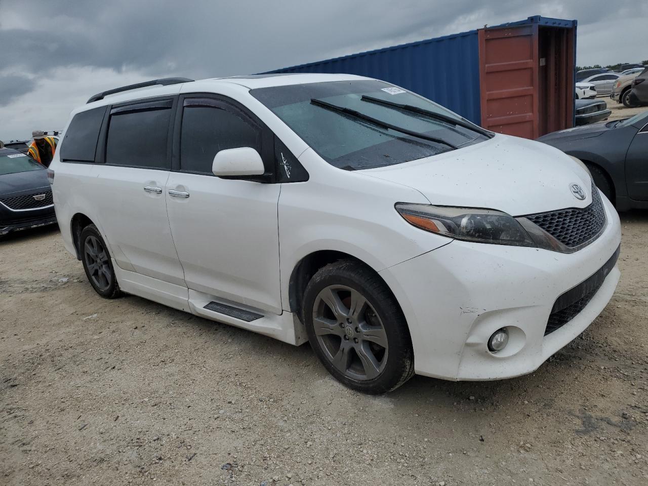 Lot #2989300275 2017 TOYOTA SIENNA SE