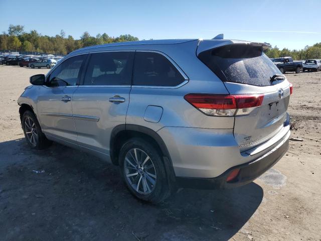 VIN 5TDJZRFH8JS817226 2018 Toyota Highlander, SE no.2