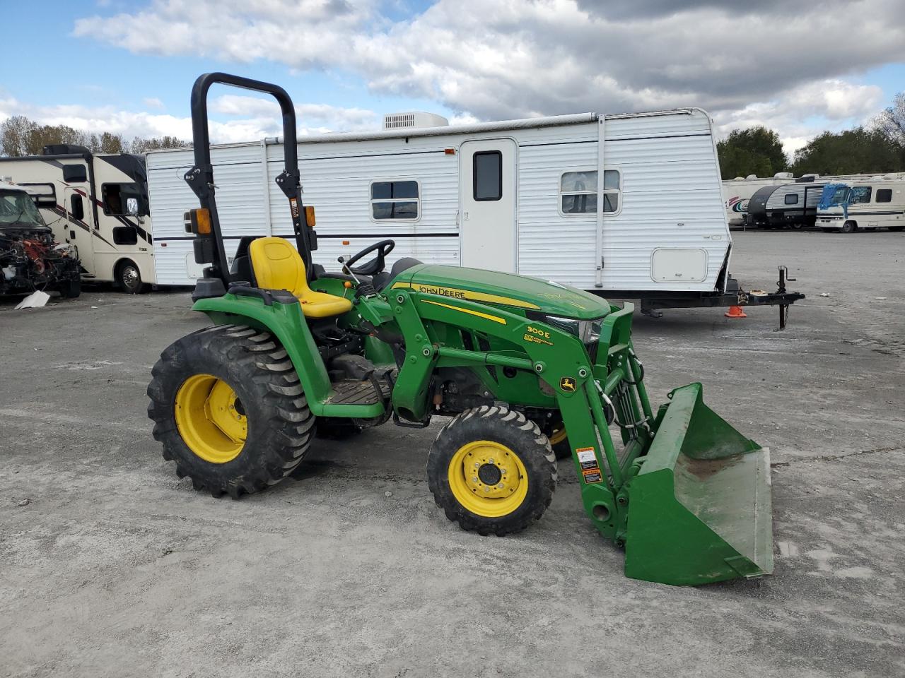 John Deere TRACTOR 2022 