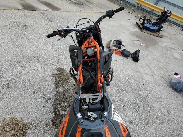 2022 KTM 690 SMC R VBKLSV40XNM736084