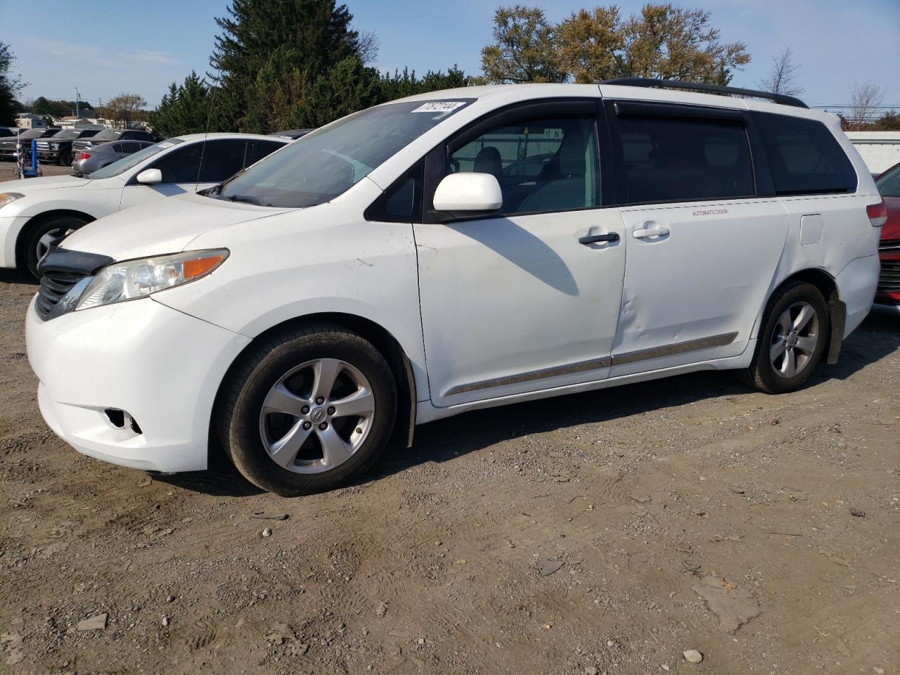 Lot #2971800023 2014 TOYOTA SIENNA LE