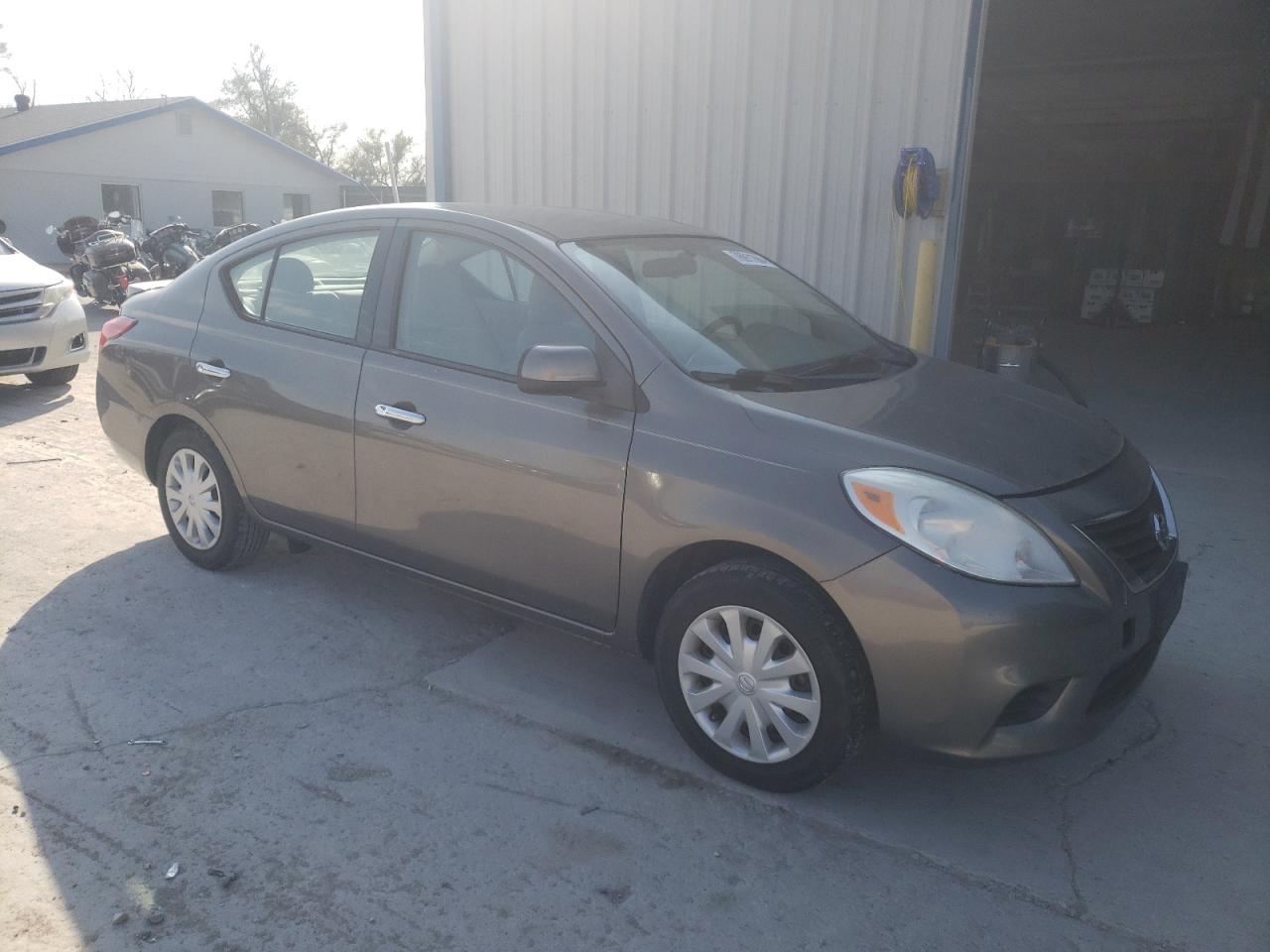 Lot #2923562119 2014 NISSAN VERSA S