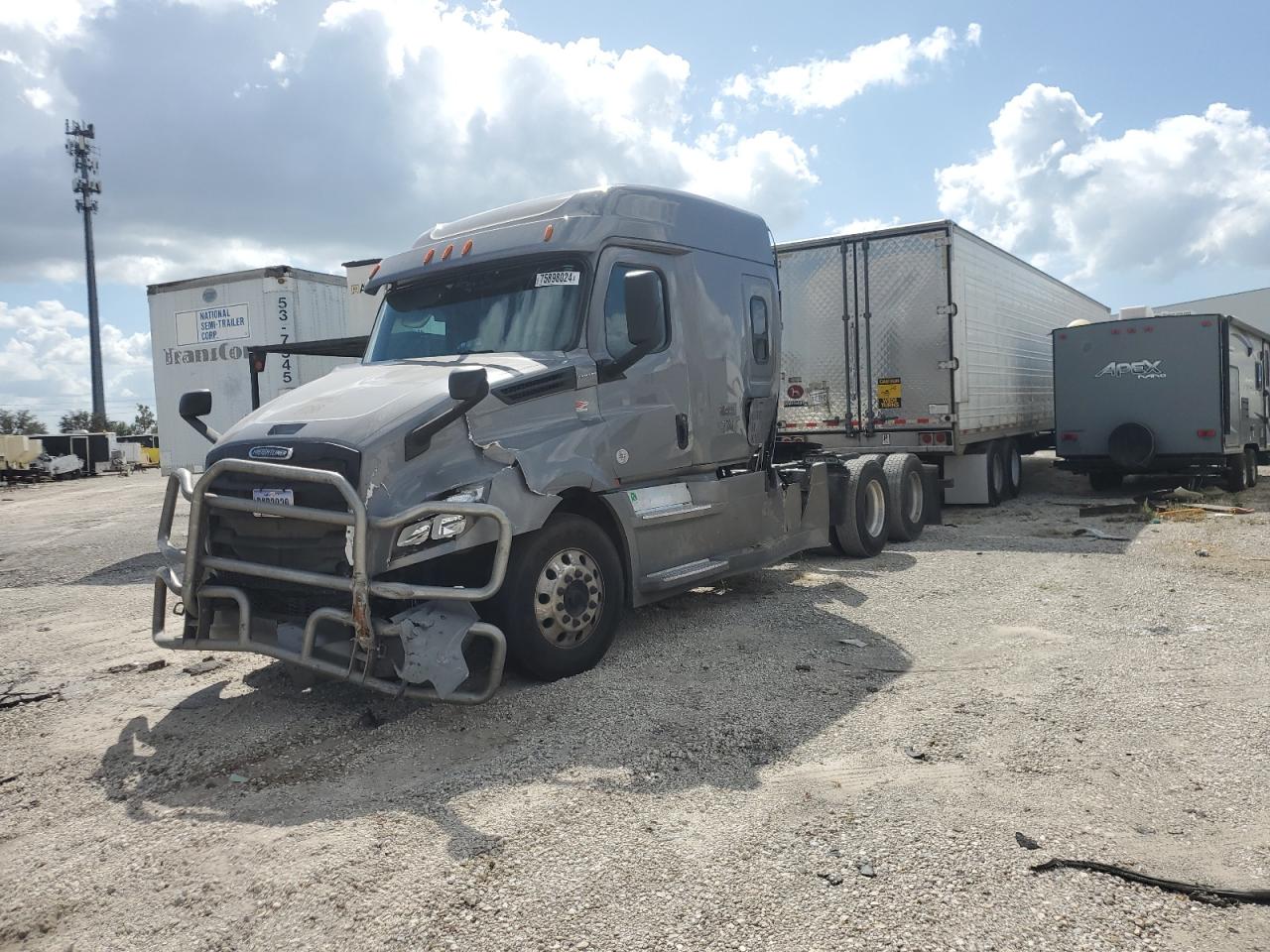 Lot #3029458740 2020 FREIGHTLINER CASCADIA 1