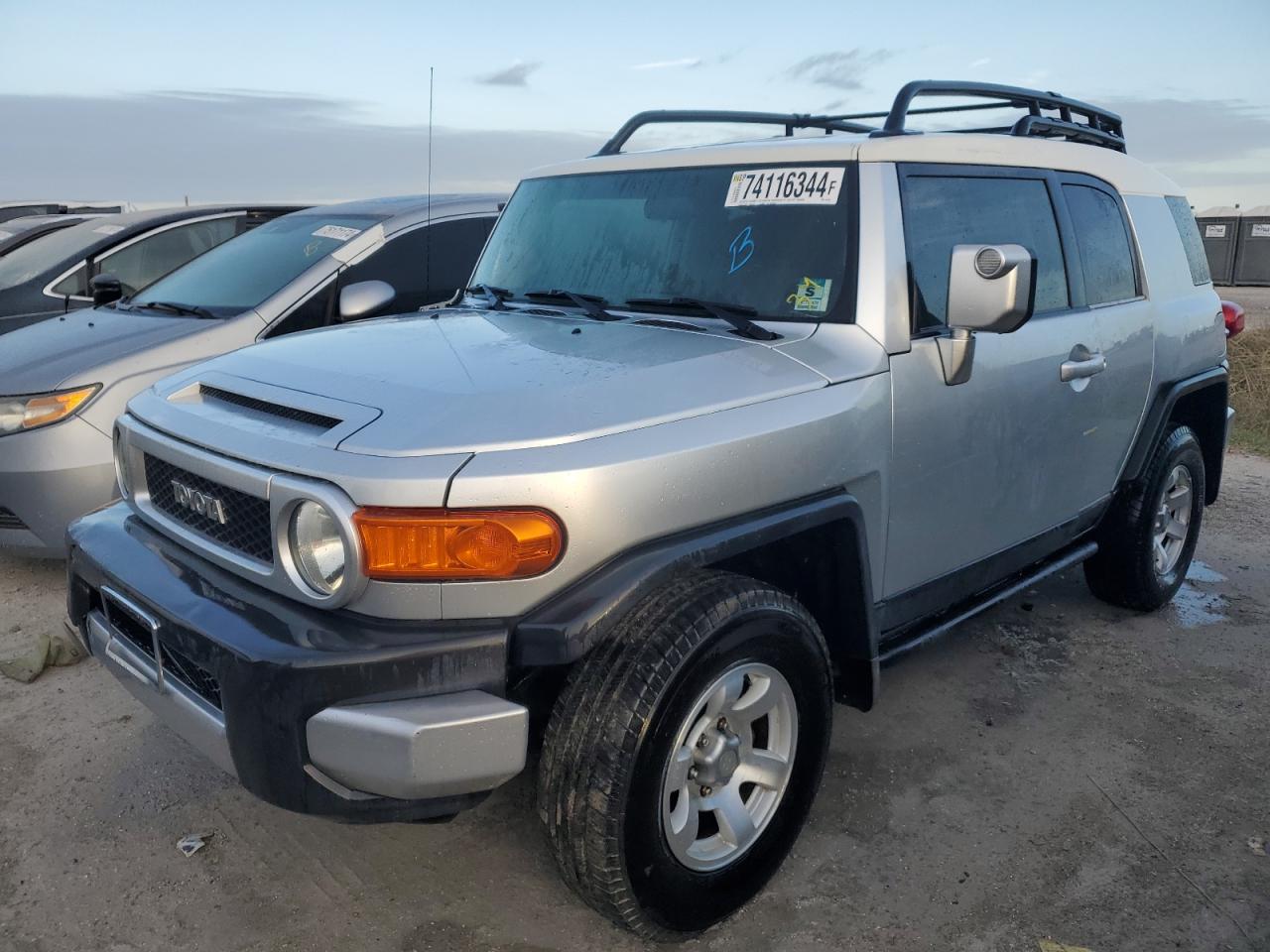 TOYOTA FJ CRUISER 2007 silver  gas JTEBU11FX70013432 photo #1