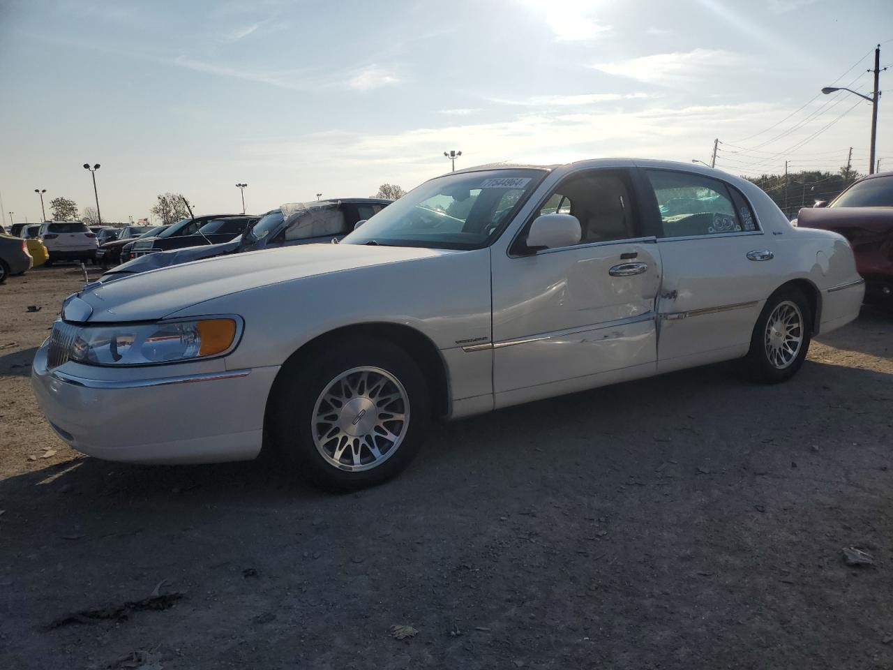 Lot #2940494532 2002 LINCOLN TOWN CAR S