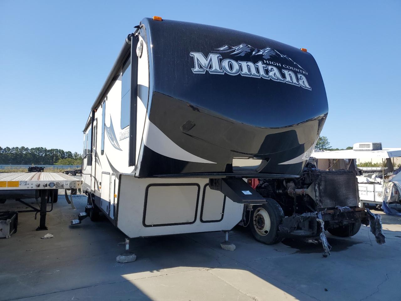  Salvage Montana 5th Wheel