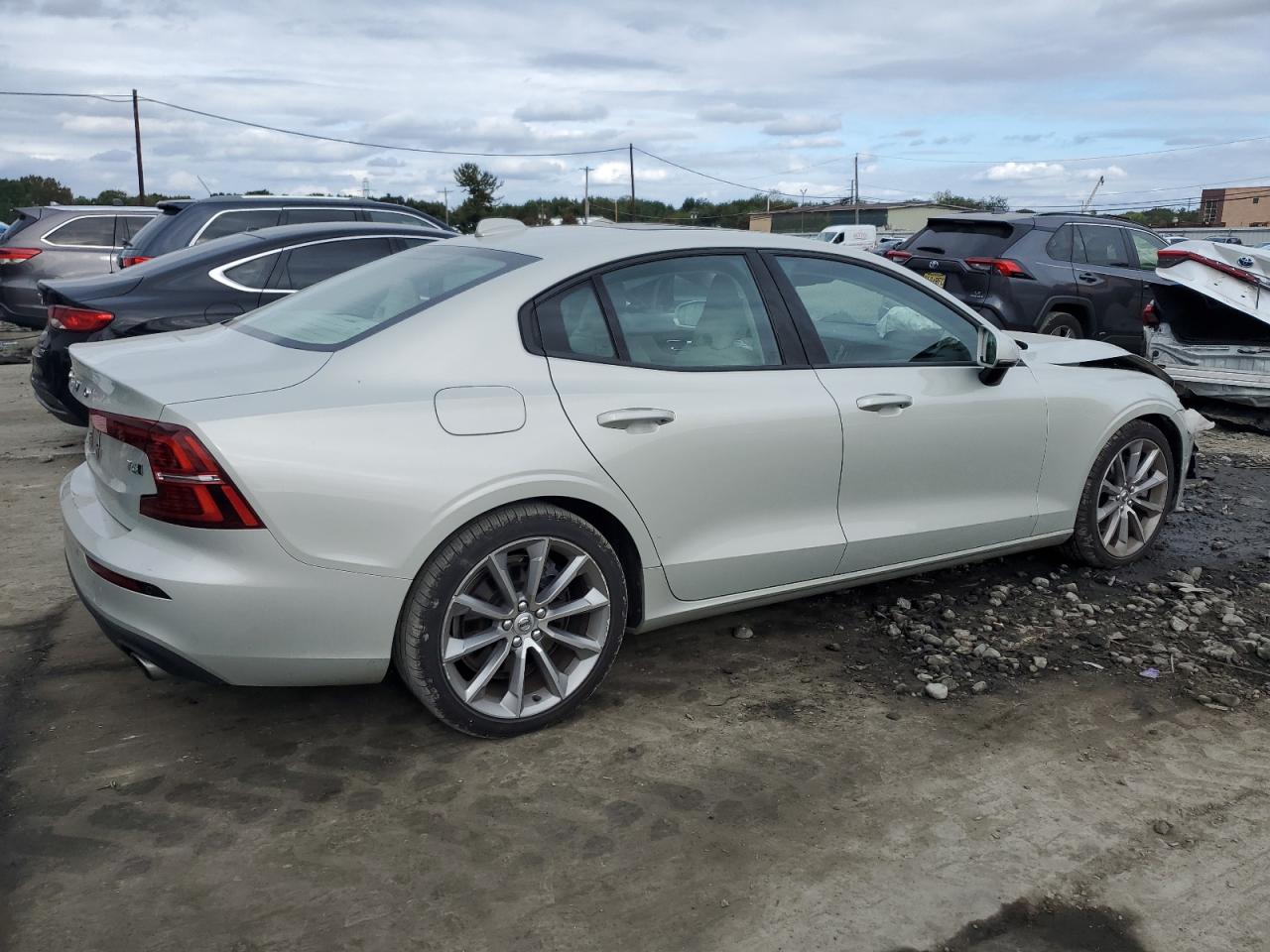 Lot #2943206423 2019 VOLVO S60 T6 MOM