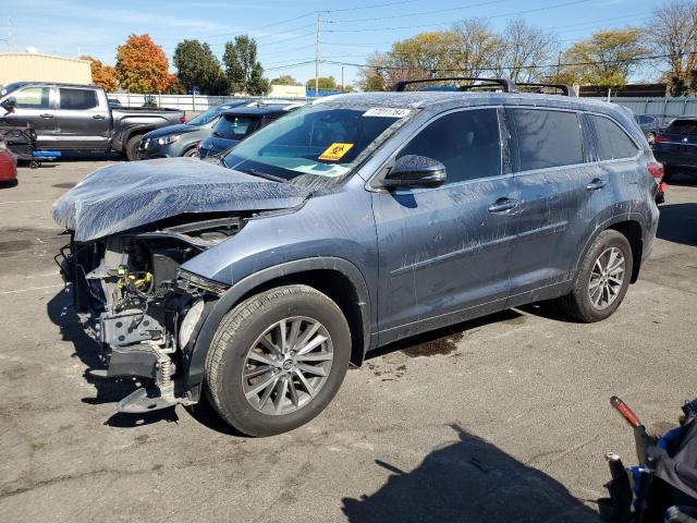 VIN 5TDJZRFH5JS846571 2018 Toyota Highlander, SE no.1