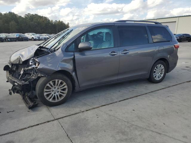 2017 TOYOTA SIENNA XLE 2017