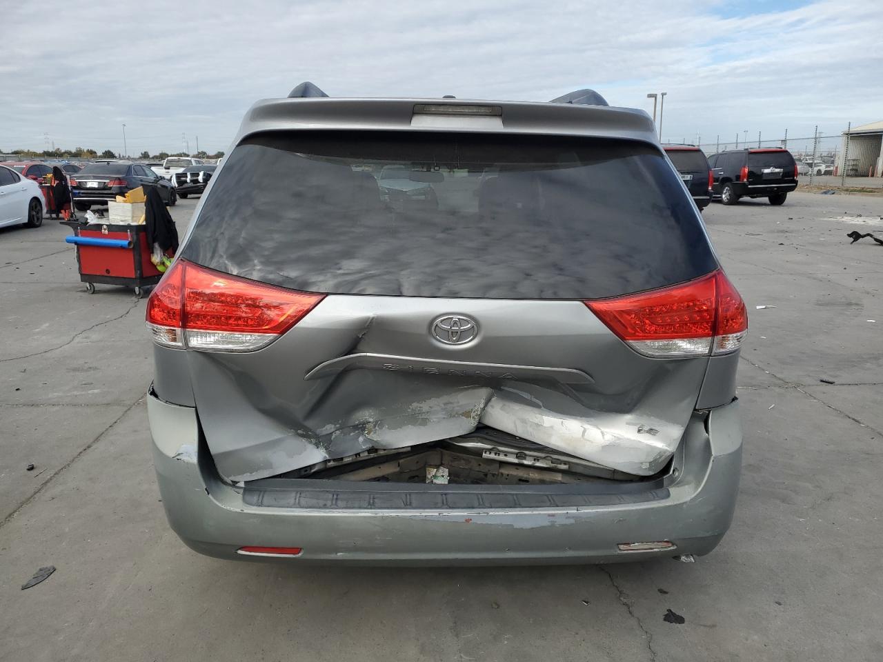 Lot #3029337714 2014 TOYOTA SIENNA LE