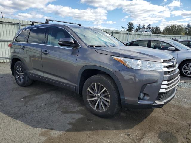 VIN 5TDJZRFH2JS827573 2018 Toyota Highlander, SE no.4