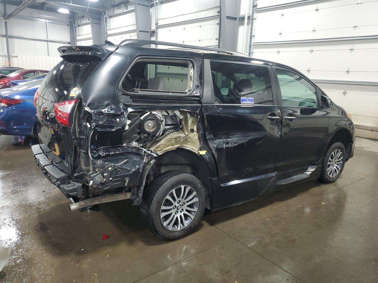 Lot #2945560094 2018 TOYOTA SIENNA XLE