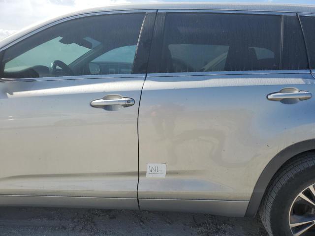 VIN 5TDZARFH4JS038688 2018 Toyota Highlander, LE no.13