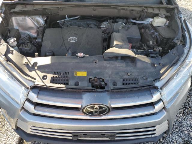 VIN 5TDKZRFH2JS528590 2018 Toyota Highlander, SE no.12