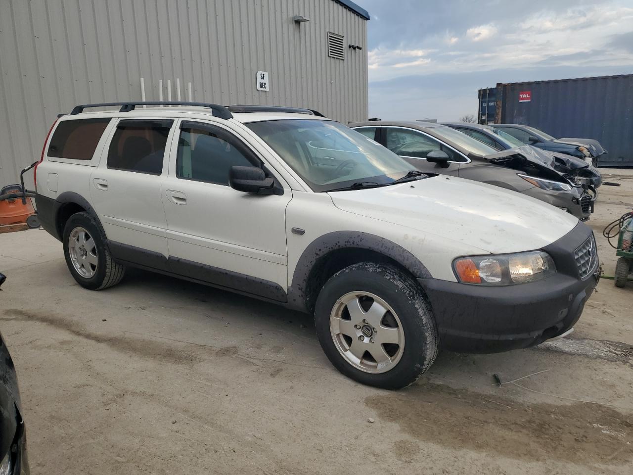 Lot #2989315024 2002 VOLVO V70 XC