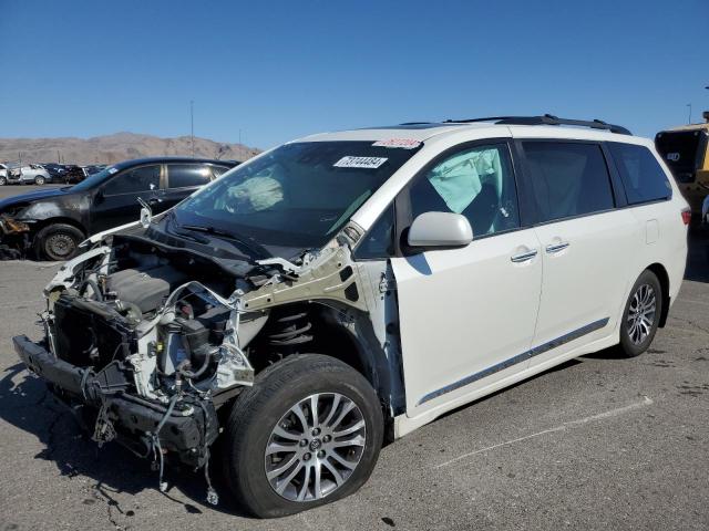 VIN 5TDYZ3DC4JS937804 2018 Toyota Sienna, Xle no.1