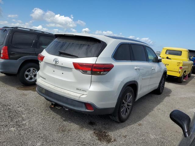 VIN 5TDJZRFH1JS890941 2018 Toyota Highlander, SE no.3