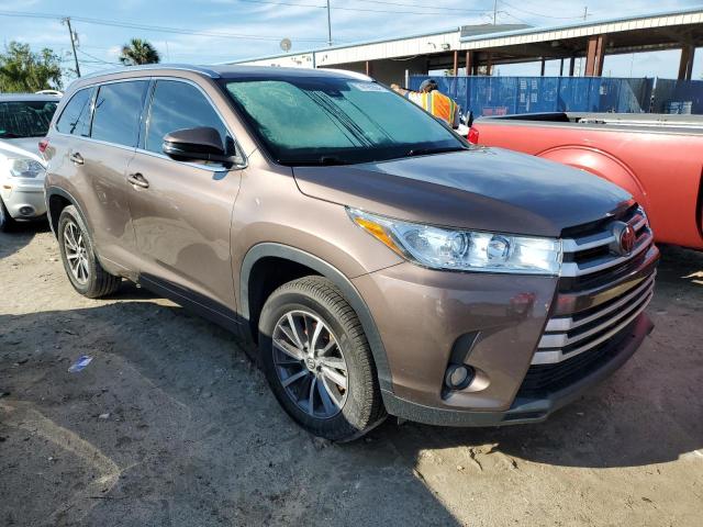 VIN 5TDKZRFH5HS234305 2017 Toyota Highlander, SE no.4