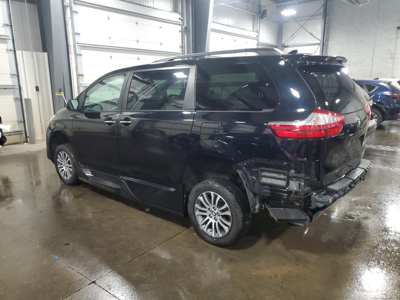 Lot #2945560094 2018 TOYOTA SIENNA XLE