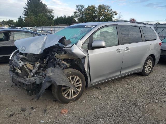 VIN 5TDYK3DC8FS675054 2015 Toyota Sienna, Xle no.1