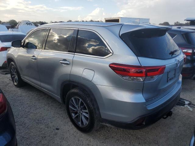 VIN 5TDKZRFH7JS550147 2018 Toyota Highlander, SE no.2