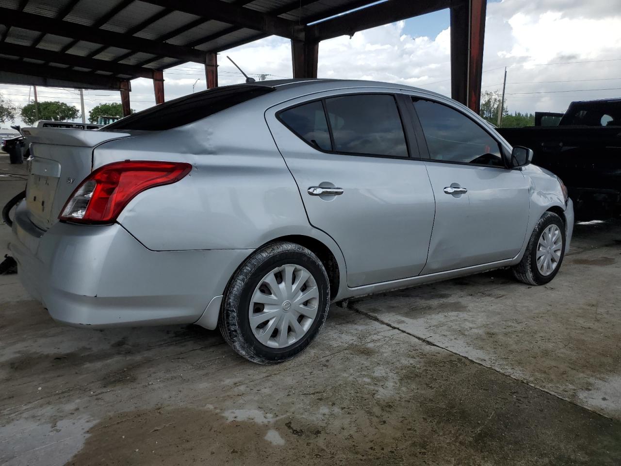 NISSAN VERSA S